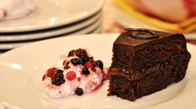 A Sacher-torta méltán világhírű. Csokoládé-barackíz tökéletes találkája.