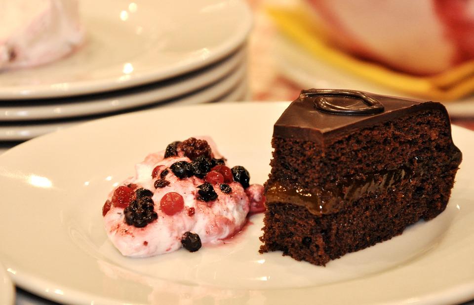 A Sacher-torta méltán világhírű. Csokoládé-barackíz tökéletes találkája.
