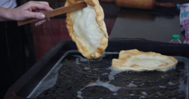 A krumplis lángos sütése mindig bő olajban történik.